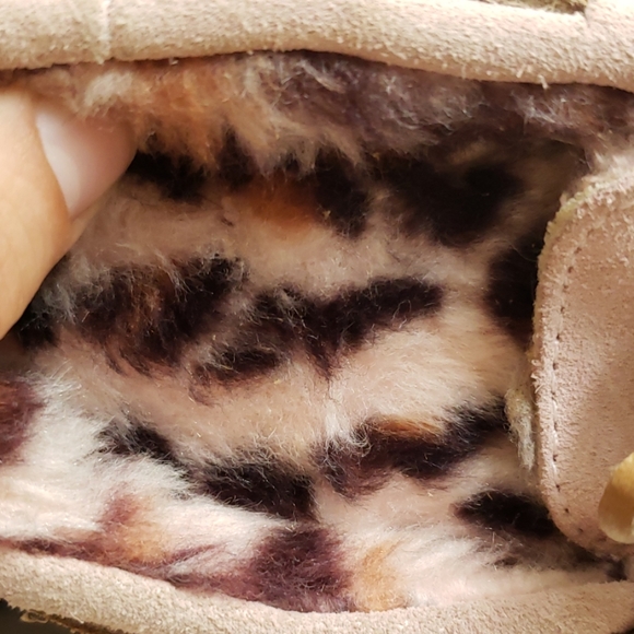 Fuzzy moccasins house shoes - Picture 6 of 8